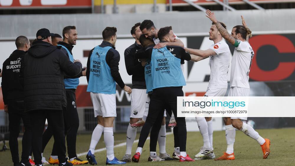 Cheering after the goal to 1 0, cheering, cheering, cheering, emotions around the goal scorer Besar Halimi SV Sandhausen m , 20 02 2021, Football, 2 Bundesliga 2020 2021, 22 Spieltag, SC Paderborn 07 SV Sandhausen, GER, Benteler Arena in Paderborn, DFL REGULATES PROHIBIT ANY USE OF PHOTOGRAPHS AS IMAGE SEQUENCES AND OR QUASI VIDEO