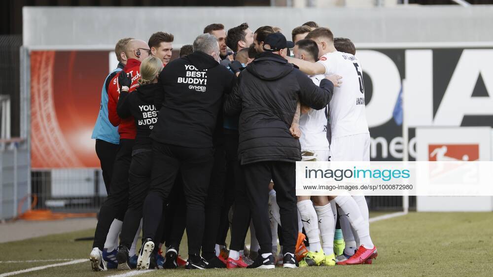Cheering after the goal to 1 0, cheering, cheering, cheering, emotions around the goal scorer Besar Halimi SV Sandhausen m , 20 02 2021, Football, 2 Bundesliga 2020 2021, 22 Spieltag, SC Paderborn 07 SV Sandhausen, GER, Benteler Arena in Paderborn, DFL REGULATES PROHIBIT ANY USE OF PHOTOGRAPHS AS IMAGE SEQUENCES AND OR QUASI VIDEO