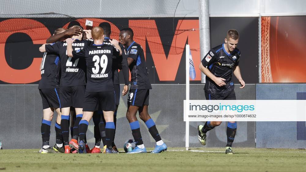 Cheering after the goal to 2, cheering, cheering, cheering, emotions, around the goal scorer Christopher Antwi Adjei SC Paderborn 07 , 20 02 2021, Football, 2 Bundesliga 2020 2021, 22 Spieltag, SC Paderborn 07 SV Sandhausen, GER, Benteler Arena in Paderborn, DFL REGULATES PROHIBIT ANY USE OF PHOTOGRAPHS AS IMAGE SEQUENCES AND OR QUASI VIDEO