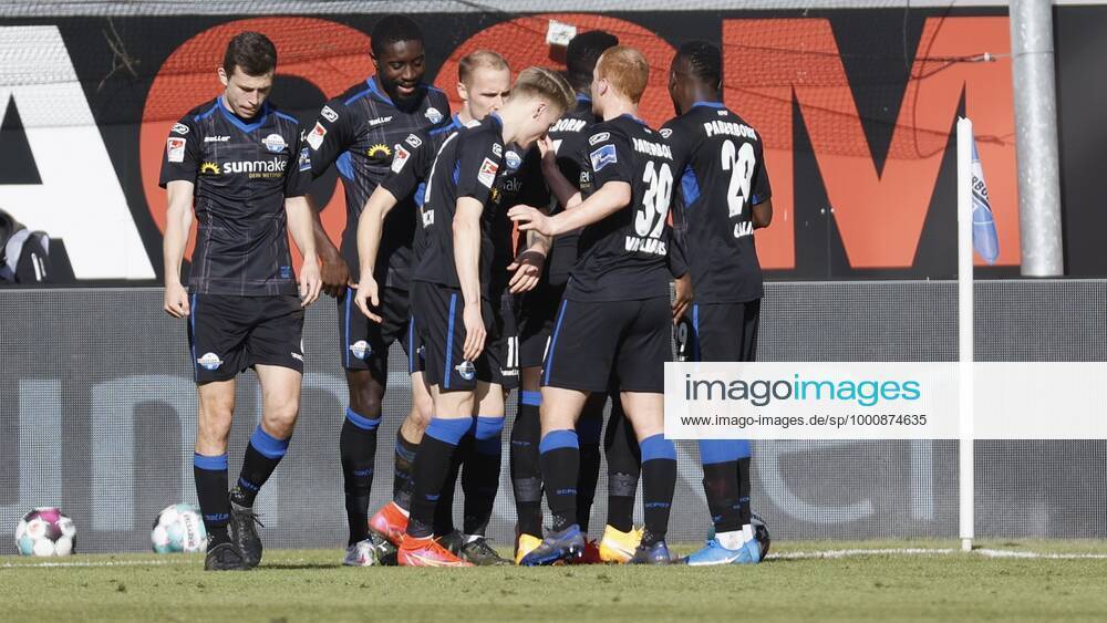 Cheering after the goal to 2, cheering, cheering, cheering, emotions, around the goal scorer Christopher Antwi Adjei SC Paderborn 07 , 20 02 2021, Football, 2 Bundesliga 2020 2021, 22 Spieltag, SC Paderborn 07 SV Sandhausen, GER, Benteler Arena in Paderborn, DFL REGULATES PROHIBIT ANY USE OF PHOTOGRAPHS AS IMAGE SEQUENCES AND OR QUASI VIDEO