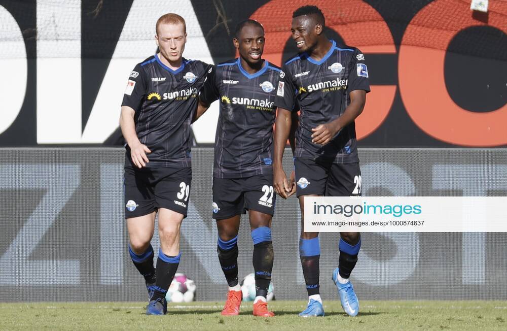 Cheering after the goal to 2 1, cheering, cheering, cheering, emotions, f li Jamilu Collins SC Paderborn 07 , goal scorer Christopher Antwi Adjei SC Paderborn 07 and Jamilu Collins SC Paderborn 07 , 20 02 2021, Football, 2 Bundesliga 2020 2021, 22 Spieltag, SC Paderborn 07 SV Sandhausen, GER, Benteler Arena in Paderborn, DFL REGULATES PROHIBIT ANY USE OF PHOTOGRAPHS AS IMAGE SEQUENCES AND OR QUASI VIDEO