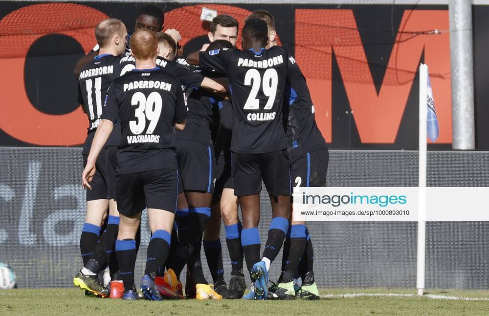Cheering after the goal to 2, cheering, cheering, cheering, emotions, around the goal scorer Christopher Antwi Adjei SC Paderborn 07 , 20 02 2021, Football, 2 Bundesliga 2020 2021, 22 Spieltag, SC Paderborn 07 SV Sandhausen, GER, Benteler Arena in Paderborn, DFL REGULATES PROHIBIT ANY USE OF PHOTOGRAPHS AS IMAGE SEQUENCES AND OR QUASI VIDEO