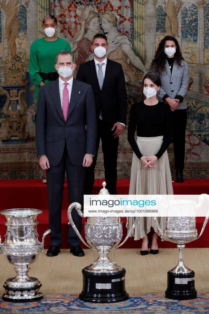 Spain s King Felipe VI (L) and Queen Letizia (R) pose for a family photo with the winners during a 2018 Spanish National Sports Awarding Ceremony at Pardo Palace, in Madrid, Spain, 02 March 2021. Spain s Royal couple gives 2018 Spanish National Sports Awards 2018 !ACHTUNG: NUR REDAKTIONELLE NUTZUNG!