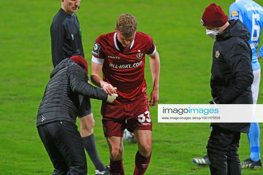 33 Christoph Daferner SG Dynamo Dresden is injured and being treated Football, 3 Liga, TSV 1860 München vs SG Dynamo Dresden at Grünwalderstadion on 22 03 2001 PHOTO Mladen Lackovic LakoPress DFL and DFB regulations prohibit any use of photographs as image sequences and or quasi video