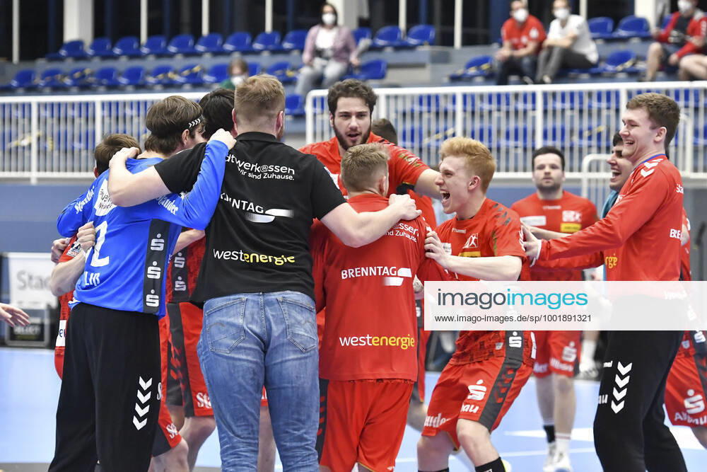 Final cheer Emotion joy of the team of Tusem Essen 01 04 2021 Handball, 1 Bundesliga, TUSEM Essen vs TSV GWD Minden, Arena am Hallo, Essen,