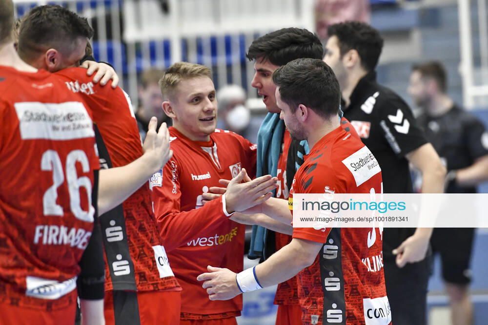 Final cheer Emotion joy of the team of Tusem Essen 01 04 2021 Handball, 1 Bundesliga, TUSEM Essen vs TSV GWD Minden, Arena am Hallo, Essen,
