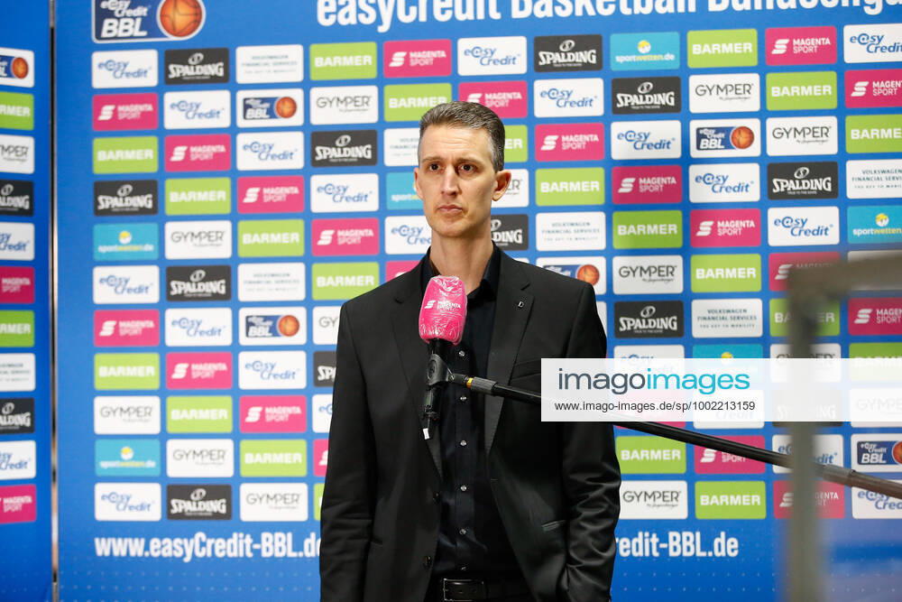 basketball, easyCredit BBL, Basketball Loewen Braunschweig MHP Riesen Ludwigsburg, v l Pete Strobl Braunschweig, coach in interview thoughtfully disappointed, disappointed Braunschweig