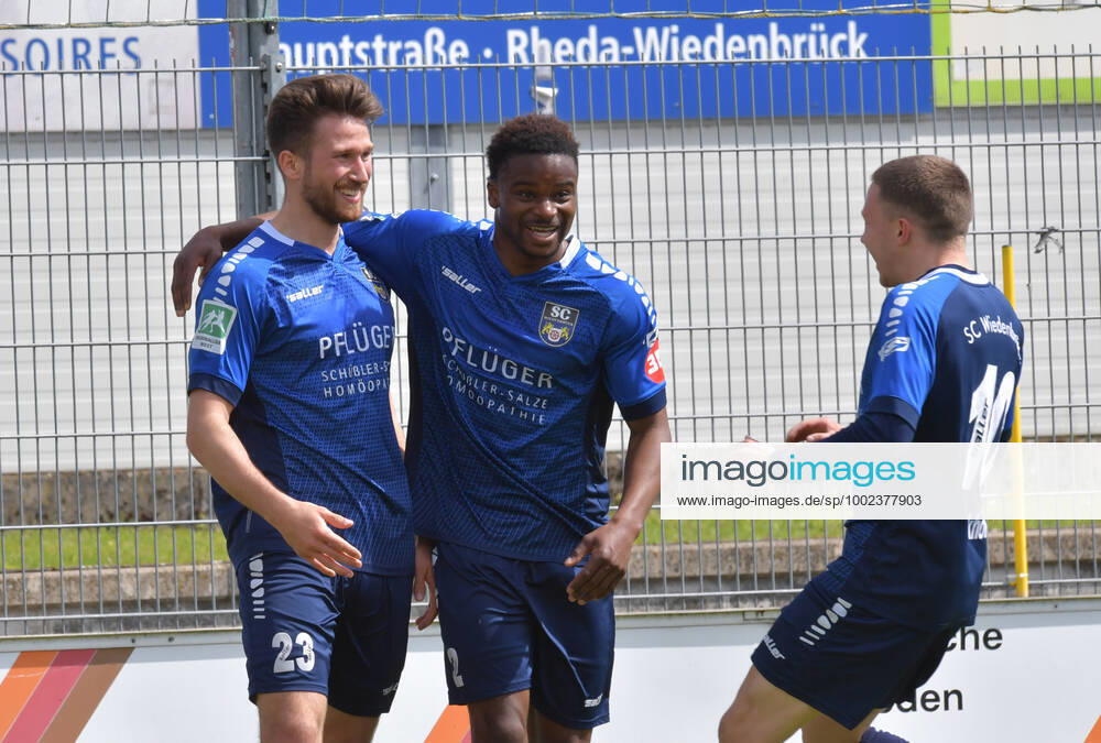 GER, Football, Regionalliga West, Saison 2020 2021, 37 Spieltag, Jahnstadion, Rheda Wiedenbrück SC Wiedenbrück SV Straelen 2 0 Tor Jubel SC Wiedenbrück Torschütze David Hüsing, Ufumwen Osawe und Phil Beckhoff alle SC Wiedenbrück, v L , action, frame, cross, facial expression, gesture, jubilation, jubeln, Freude, freuen