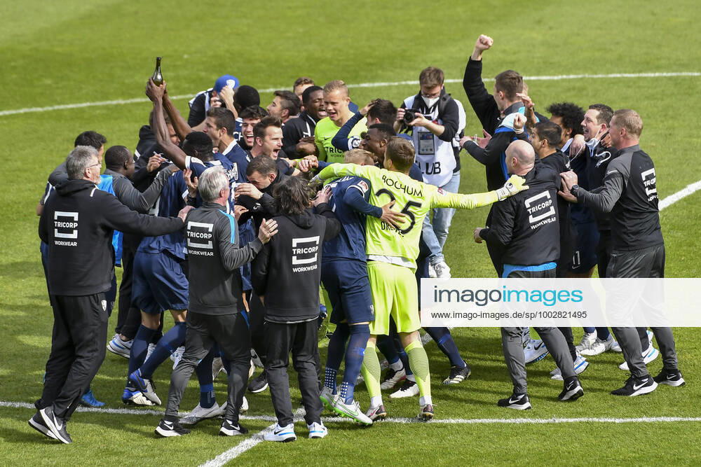 Final cheer emotion joy of the team of Bochum 23 05 2021 Football, 2 Bundesliga, VfL Bochum vs SV Sandhausen, Vonovia Ruhrstadion, Bochum, DFB DFL REGULATIONS PROHIBIT ANY USE OF PHOTOGRAPHS AS IMAGE SEQUENCES AND OR QUASI VIDEO