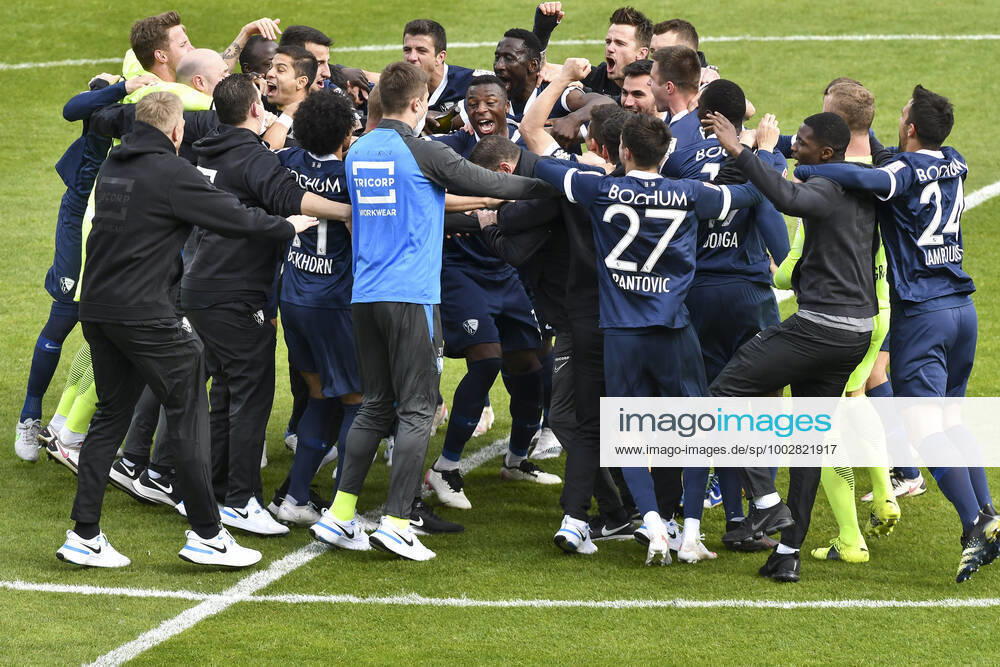 Final cheer emotion joy of the team of Bochum 23 05 2021 Football, 2 Bundesliga, VfL Bochum vs SV Sandhausen, Vonovia Ruhrstadion, Bochum, DFB DFL REGULATIONS PROHIBIT ANY USE OF PHOTOGRAPHS AS IMAGE SEQUENCES AND OR QUASI VIDEO