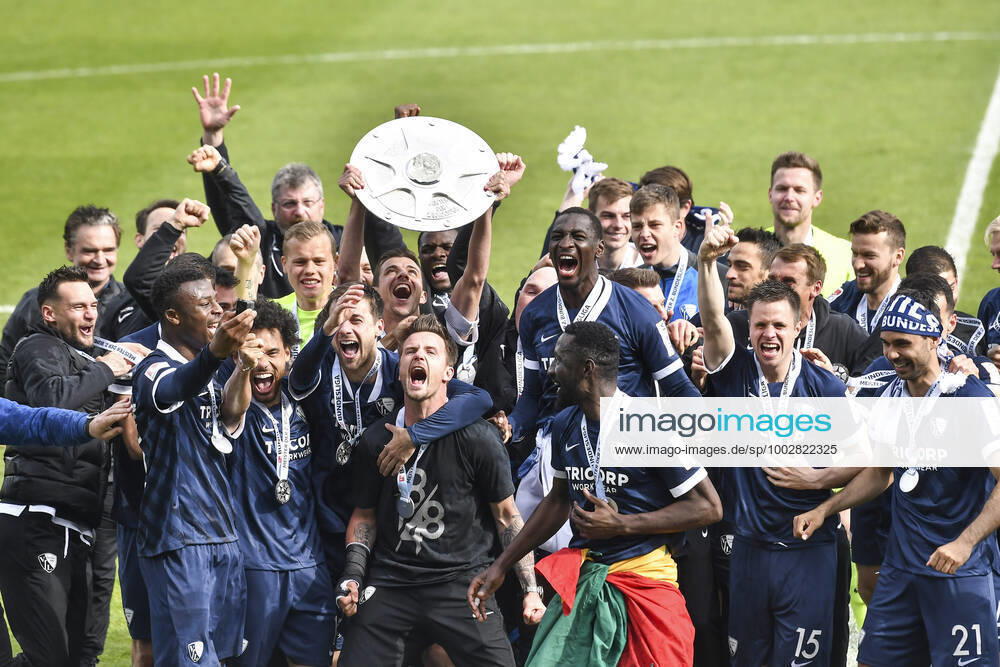 Final cheer emotion joy of the team of Bochum with the champion rim 23 05 2021 Football, 2 Bundesliga, VfL Bochum vs SV Sandhausen, Vonovia Ruhrstadion, Bochum, DFB DFL REGULATIONS PROHIBIT ANY USE OF PHOTOGRAPHS AS IMAGE SEQUENCES AND OR QUASI VIDEO