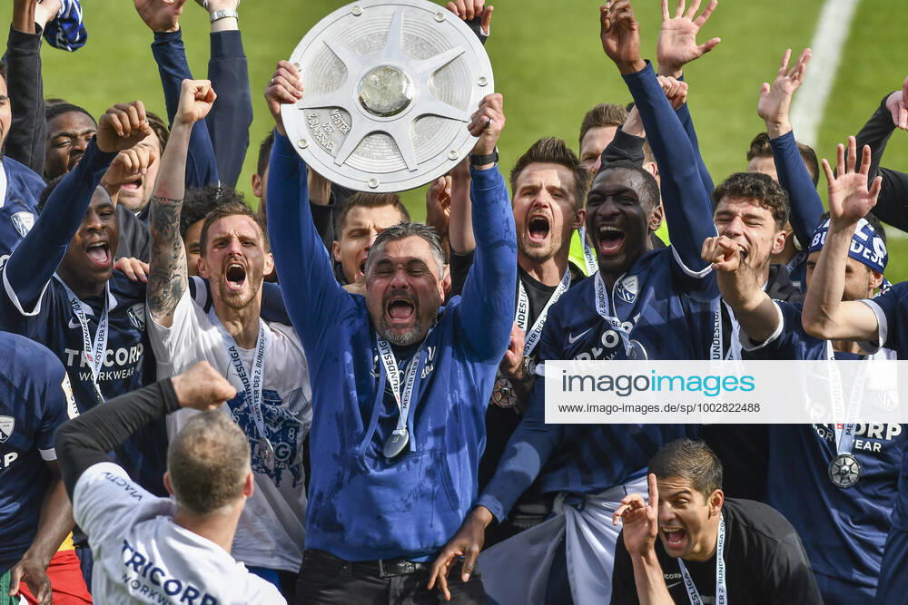 Final cheer emotion joy of the team of Bochum Thomas Reis VfL Bochum with the championship trophy, 23 05 2021 Football, 2 Bundesliga, VfL Bochum vs SV Sandhausen, Vonovia Ruhrstadion, Bochum, DFB DFL REGULATIONS PROHIBIT ANY USE OF PHOTOGRAPHS AS IMAGE SEQUENCES AND OR QUASI VIDEO