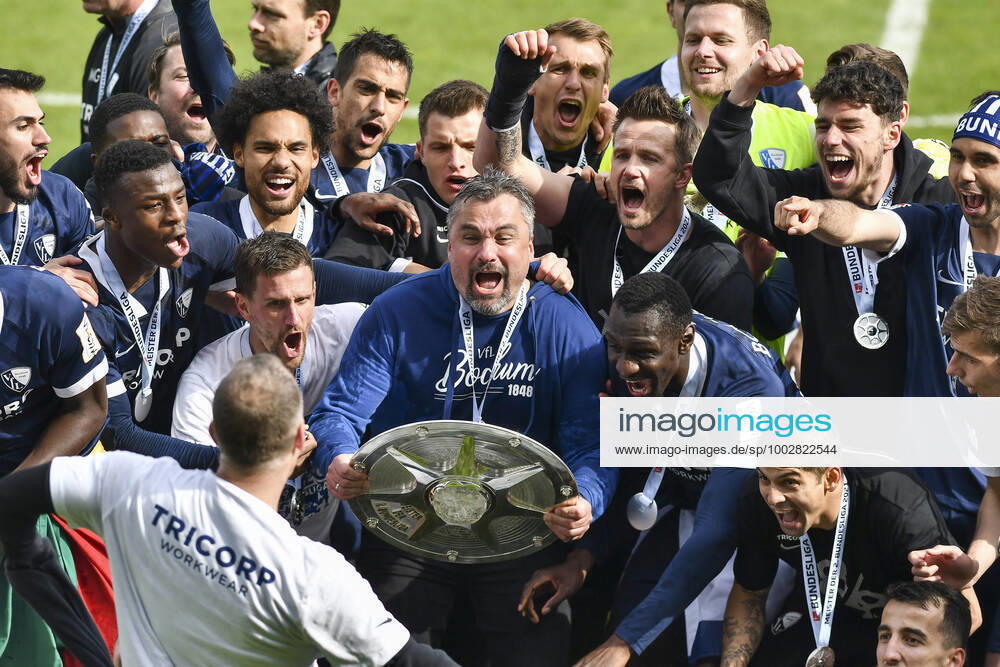 Final cheer emotion joy of the team of Bochum Thomas Reis VfL Bochum with the championship trophy, 23 05 2021 Football, 2 Bundesliga, VfL Bochum vs SV Sandhausen, Vonovia Ruhrstadion, Bochum, DFB DFL REGULATIONS PROHIBIT ANY USE OF PHOTOGRAPHS AS IMAGE SEQUENCES AND OR QUASI VIDEO