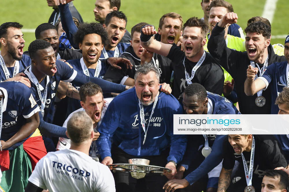 Final cheer emotion joy of the team of Bochum Thomas Reis VfL Bochum with the championship trophy, 23 05 2021 Football, 2 Bundesliga, VfL Bochum vs SV Sandhausen, Vonovia Ruhrstadion, Bochum, DFB DFL REGULATIONS PROHIBIT ANY USE OF PHOTOGRAPHS AS IMAGE SEQUENCES AND OR QUASI VIDEO