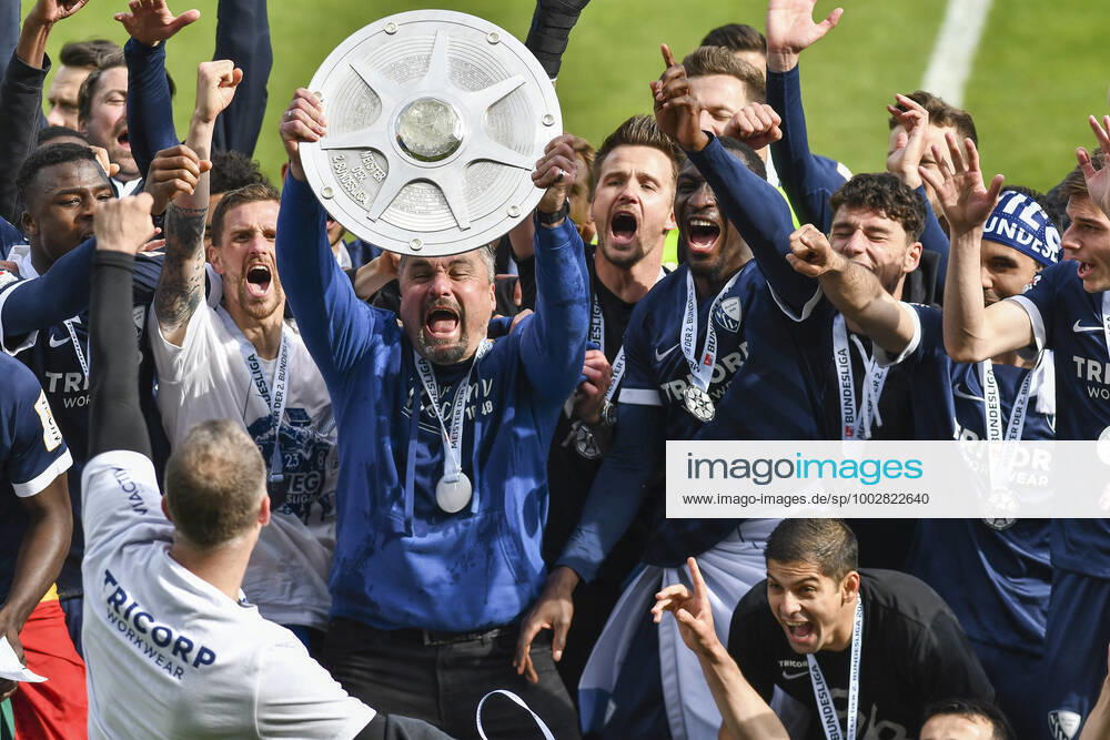 Final cheer emotion joy of the team of Bochum Thomas Reis VfL Bochum with the championship trophy, 23 05 2021 Football, 2 Bundesliga, VfL Bochum vs SV Sandhausen, Vonovia Ruhrstadion, Bochum, DFB DFL REGULATIONS PROHIBIT ANY USE OF PHOTOGRAPHS AS IMAGE SEQUENCES AND OR QUASI VIDEO