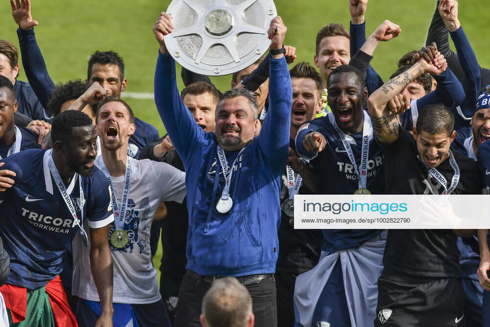 Final cheer emotion joy of the team of Bochum Thomas Reis VfL Bochum with the championship trophy, 23 05 2021 Football, 2 Bundesliga, VfL Bochum vs SV Sandhausen, Vonovia Ruhrstadion, Bochum, DFB DFL REGULATIONS PROHIBIT ANY USE OF PHOTOGRAPHS AS IMAGE SEQUENCES AND OR QUASI VIDEO
