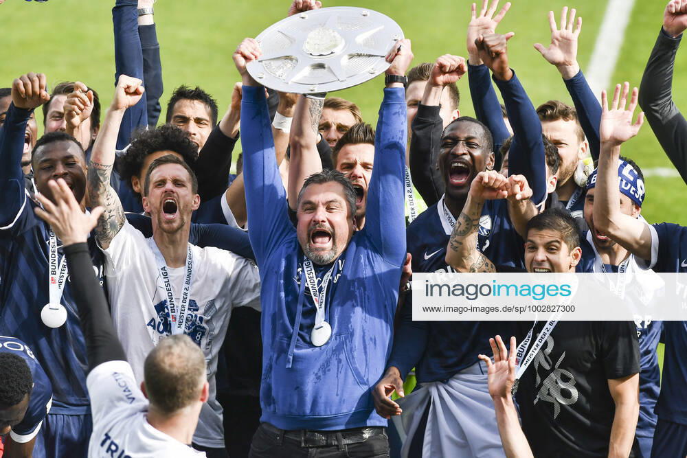 Final cheer emotion joy of the team of Bochum Thomas Reis VfL Bochum with the championship trophy, 23 05 2021 Football, 2 Bundesliga, VfL Bochum vs SV Sandhausen, Vonovia Ruhrstadion, Bochum, DFB DFL REGULATIONS PROHIBIT ANY USE OF PHOTOGRAPHS AS IMAGE SEQUENCES AND OR QUASI VIDEO