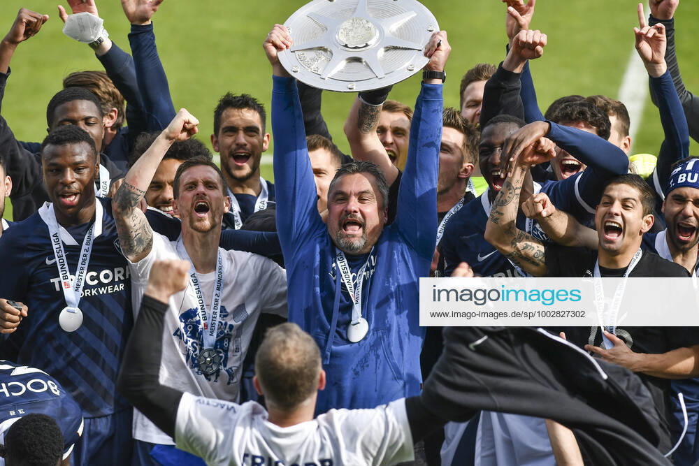 Final cheer emotion joy of the team of Bochum Thomas Reis VfL Bochum with the championship trophy, 23 05 2021 Football, 2 Bundesliga, VfL Bochum vs SV Sandhausen, Vonovia Ruhrstadion, Bochum, DFB DFL REGULATIONS PROHIBIT ANY USE OF PHOTOGRAPHS AS IMAGE SEQUENCES AND OR QUASI VIDEO