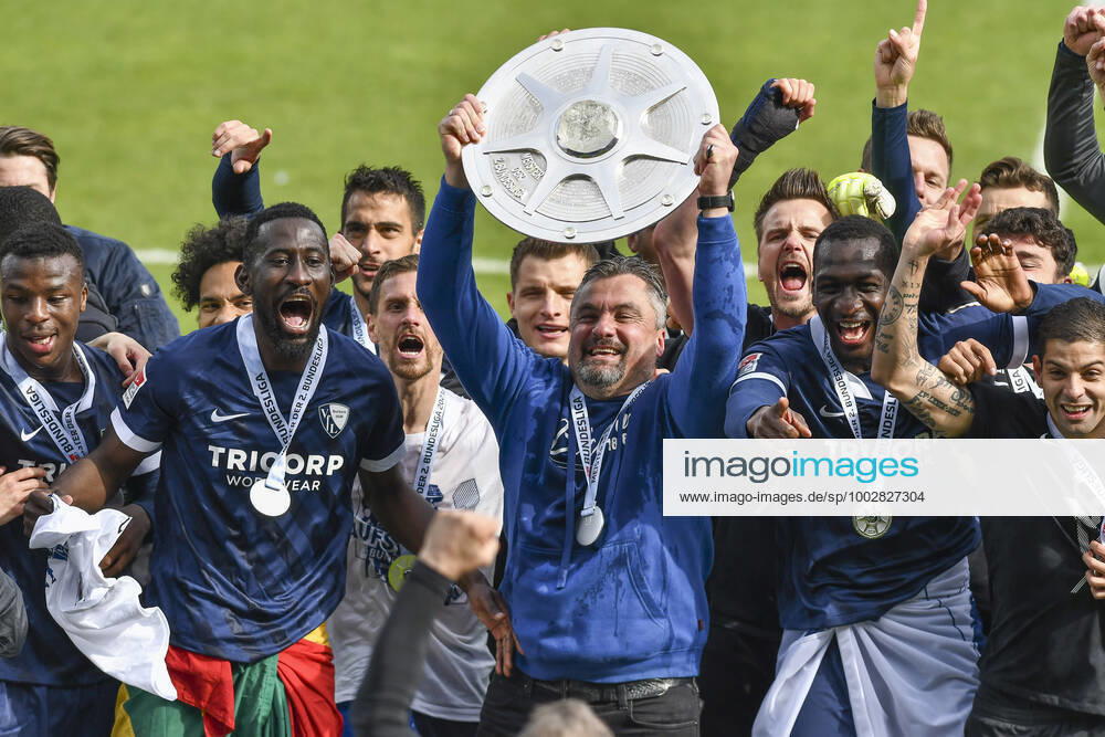 Final cheer emotion joy of the team of Bochum Thomas Reis VfL Bochum with the championship trophy, 23 05 2021 Football, 2 Bundesliga, VfL Bochum vs SV Sandhausen, Vonovia Ruhrstadion, Bochum, DFB DFL REGULATIONS PROHIBIT ANY USE OF PHOTOGRAPHS AS IMAGE SEQUENCES AND OR QUASI VIDEO