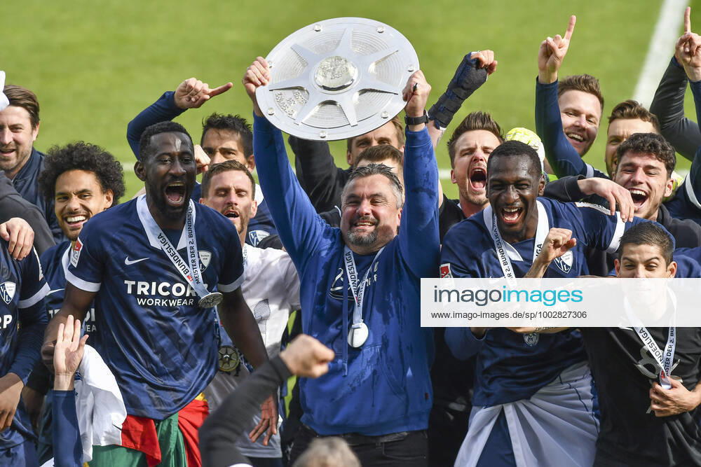 Final cheer emotion joy of the team of Bochum Thomas Reis VfL Bochum with the championship trophy, 23 05 2021 Football, 2 Bundesliga, VfL Bochum vs SV Sandhausen, Vonovia Ruhrstadion, Bochum, DFB DFL REGULATIONS PROHIBIT ANY USE OF PHOTOGRAPHS AS IMAGE SEQUENCES AND OR QUASI VIDEO