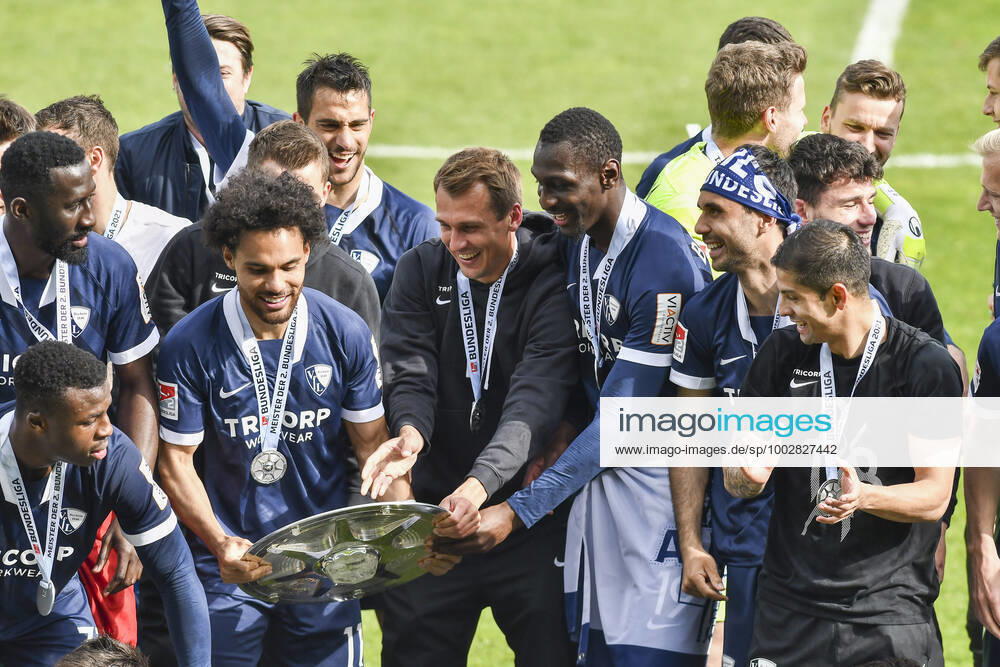 Schlussjubel Final cheer emotion joy of the team of Bochum with the championship trophy, 23 05 2021 Football, 2 Bundesliga, VfL Bochum vs SV Sandhausen, Vonovia Ruhrstadion, Bochum, DFB DFL REGULATIONS PROHIBIT ANY USE OF PHOTOGRAPHS AS IMAGE SEQUENCES AND OR QUASI VIDEO