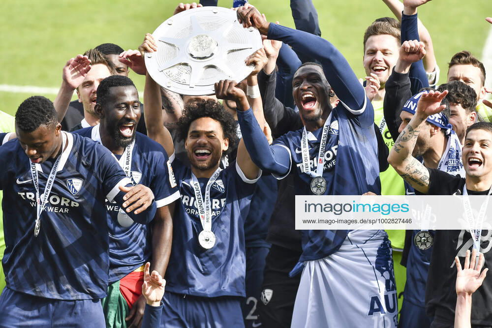 Schlussjubel Final cheer emotion joy of the team of Bochum with the championship trophy, 23 05 2021 Football, 2 Bundesliga, VfL Bochum vs SV Sandhausen, Vonovia Ruhrstadion, Bochum, DFB DFL REGULATIONS PROHIBIT ANY USE OF PHOTOGRAPHS AS IMAGE SEQUENCES AND OR QUASI VIDEO
