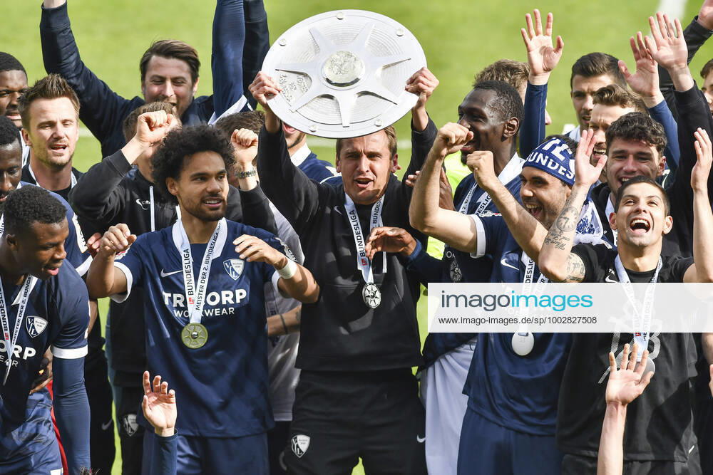 Schlussjubel Final cheer emotion joy of the team of Bochum with the championship trophy, 23 05 2021 Football, 2 Bundesliga, VfL Bochum vs SV Sandhausen, Vonovia Ruhrstadion, Bochum, DFB DFL REGULATIONS PROHIBIT ANY USE OF PHOTOGRAPHS AS IMAGE SEQUENCES AND OR QUASI VIDEO