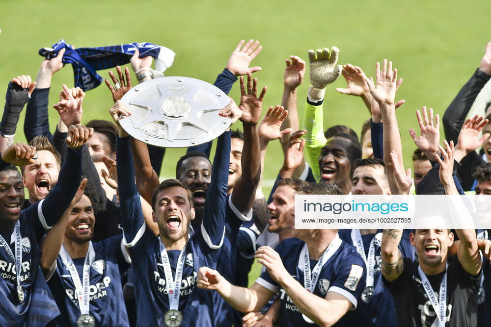 Schlussjubel Final cheer emotion joy of the team of Bochum with the championship trophy, 23 05 2021 Football, 2 Bundesliga, VfL Bochum vs SV Sandhausen, Vonovia Ruhrstadion, Bochum, DFB DFL REGULATIONS PROHIBIT ANY USE OF PHOTOGRAPHS AS IMAGE SEQUENCES AND OR QUASI VIDEO