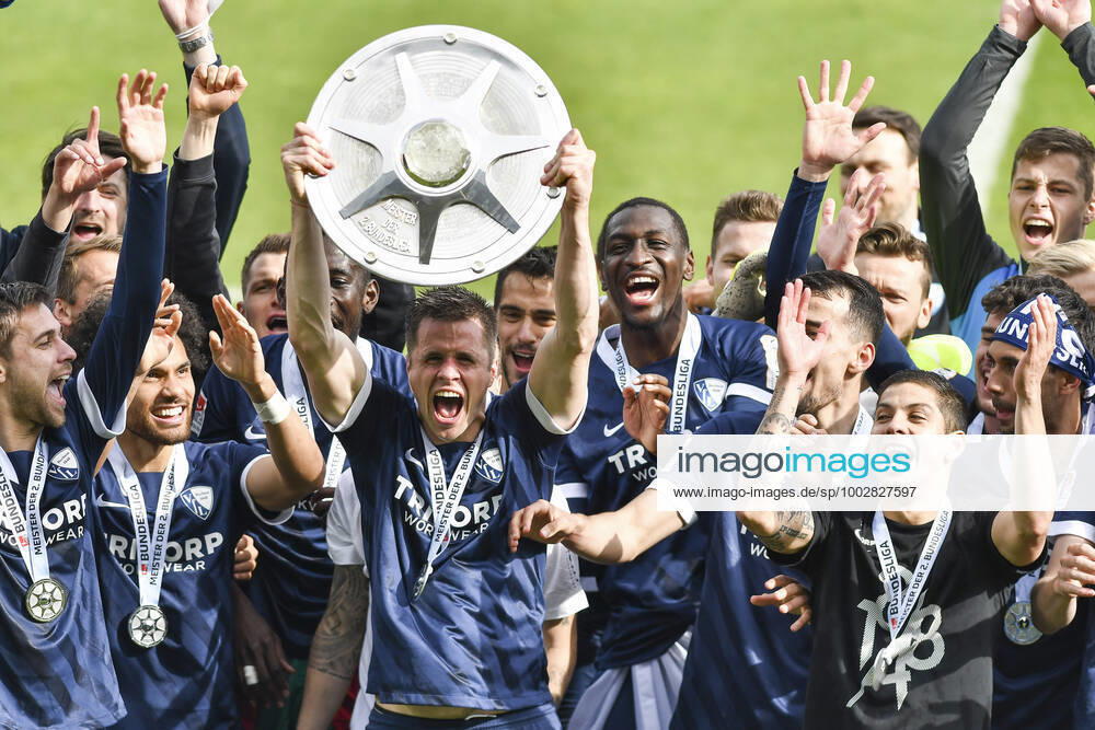 Schlussjubel Final cheer emotion joy of the team of Bochum with the championship trophy, 23 05 2021 Football, 2 Bundesliga, VfL Bochum vs SV Sandhausen, Vonovia Ruhrstadion, Bochum, DFB DFL REGULATIONS PROHIBIT ANY USE OF PHOTOGRAPHS AS IMAGE SEQUENCES AND OR QUASI VIDEO