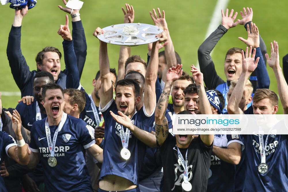 Schlussjubel Final cheer emotion joy of the team of Bochum with the championship trophy, 23 05 2021 Football, 2 Bundesliga, VfL Bochum vs SV Sandhausen, Vonovia Ruhrstadion, Bochum, DFB DFL REGULATIONS PROHIBIT ANY USE OF PHOTOGRAPHS AS IMAGE SEQUENCES AND OR QUASI VIDEO