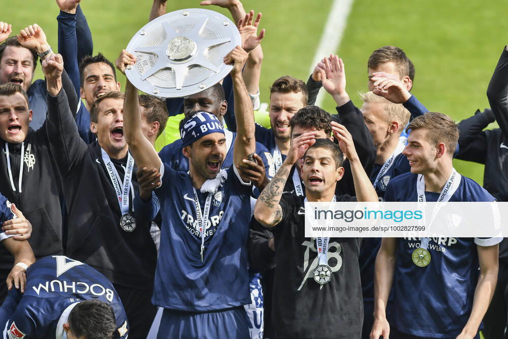 Schlussjubel Final cheer emotion joy of the team of Bochum with the championship trophy, 23 05 2021 Football, 2 Bundesliga, VfL Bochum vs SV Sandhausen, Vonovia Ruhrstadion, Bochum, DFB DFL REGULATIONS PROHIBIT ANY USE OF PHOTOGRAPHS AS IMAGE SEQUENCES AND OR QUASI VIDEO