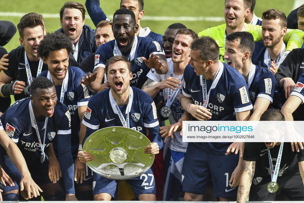Schlussjubel Final cheer emotion joy of the team of Bochum with the championship trophy, 23 05 2021 Football, 2 Bundesliga, VfL Bochum vs SV Sandhausen, Vonovia Ruhrstadion, Bochum, DFB DFL REGULATIONS PROHIBIT ANY USE OF PHOTOGRAPHS AS IMAGE SEQUENCES AND OR QUASI VIDEO