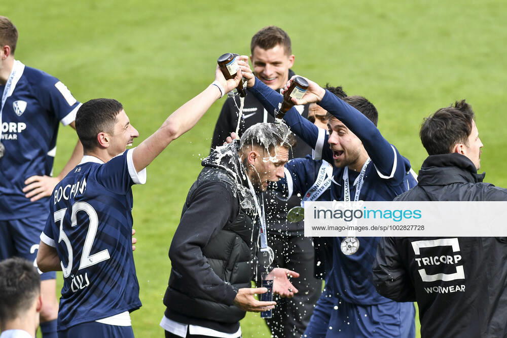 Final cheer emotion joy of the team of Bochum with the beer shower 23 05 2021 Football, 2 Bundesliga, VfL Bochum vs SV Sandhausen, Vonovia Ruhrstadion, Bochum, DFB DFL REGULATIONS PROHIBIT ANY USE OF PHOTOGRAPHS AS IMAGE SEQUENCES AND OR QUASI VIDEO
