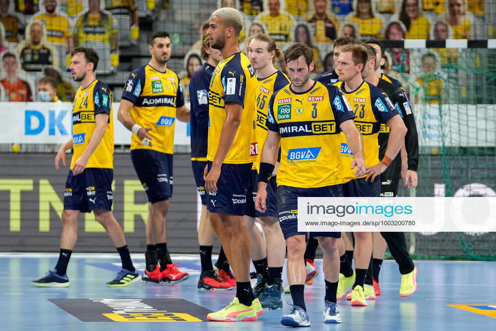 Rhein Neckar Löwen players, disappointed with defeat, disappointment after final whistle, highlight, loser, lost, frustration, disappointed, pessimistic, 19 06 2021, Mannheim Germany , Handball, Bundesliga, Rhein Neckar Löwen SC Magdeburg