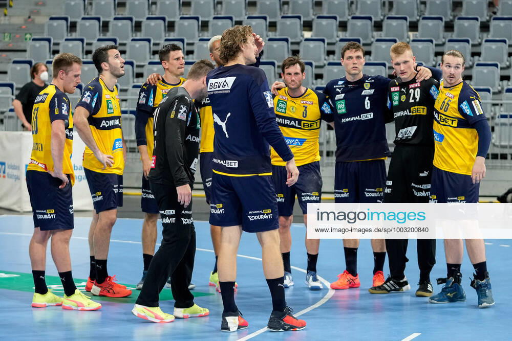 Rhein Neckar Löwen players, disappointed with defeat, disappointment after final whistle, highlight, loser, lost, frustration, disappointed, pessimistic, 19 06 2021, Mannheim Germany , Handball, Bundesliga, Rhein Neckar Löwen SC Magdeburg