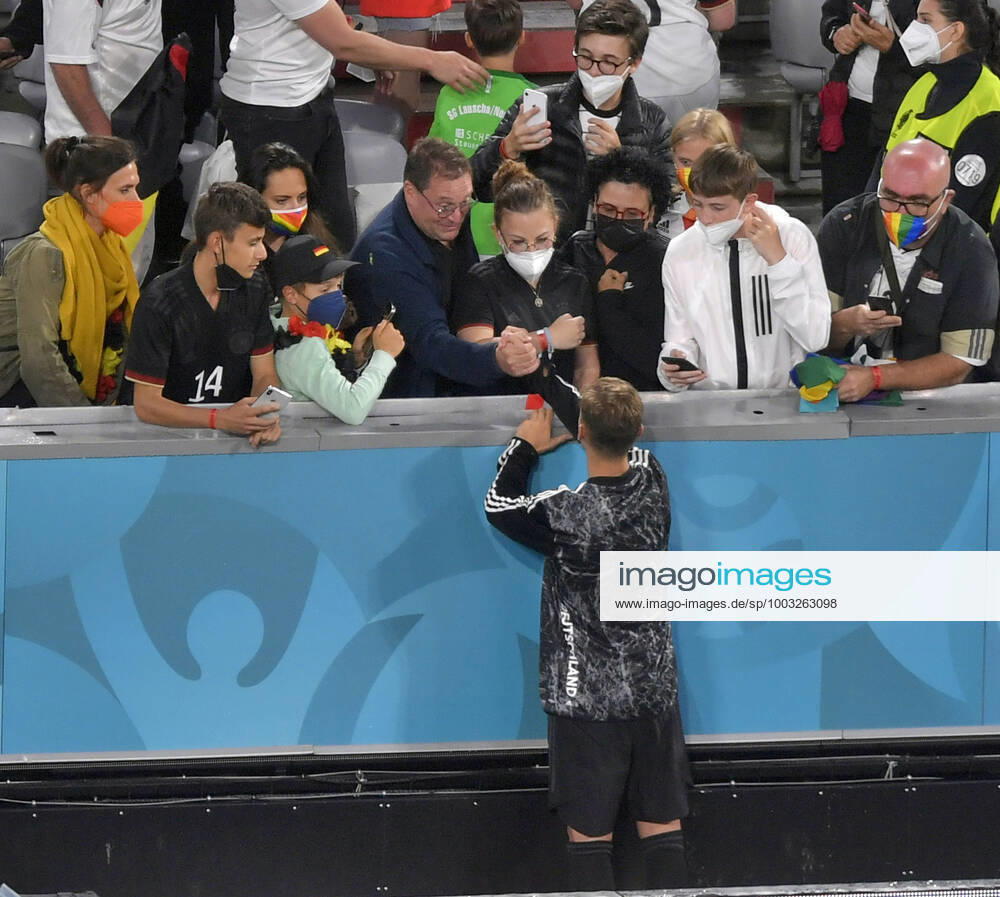 Fussball, Europameisterschaft 2020, Gruppenspiel Gruppe F, Deutschland - Ungarn, in der Fußball Arena München. Joshua Kimmich (Deutschland) nach dem Spiel bei seiner Familie. li: Vater Berthold Kimmich shakehands mit seinem Sohn.