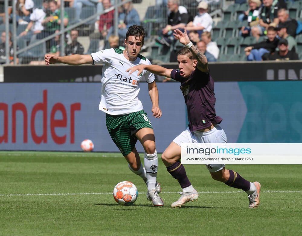 Florian Neuhaus Borussia Moenchengladbach , left , against Tomas Suslov FC Groningen 31 07 2021, Football GER, Season 2021 2022, 1 Bundesliga, Test match, Friendly match, Borussia Mönchengladbach FC Groningen, , Foto Weis TEAM2sportphoto Moenchengladbach Nordrhein Westfalen Germany Team2