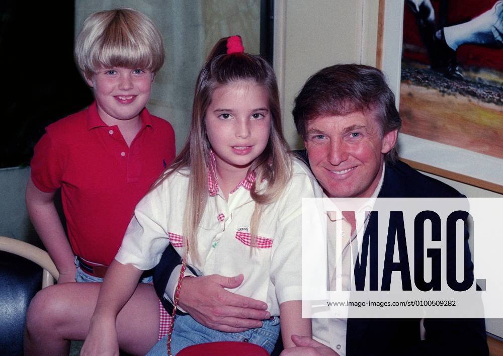 Donald Trump, 75. Geburtstag am 14. Juni Eric Trump Ivanka Trump Donald Trump 1992 2nd Annual Celeb Softball Classic party Photo By John Barrett PHOTOlink Everett Collection (Eric Trump Ivanka Trump Donald Trump2722) For usage credit please use; PUBLICATIONXNOTxINxCANxCHNxFRAxITAxJPNxNORxPOLxRUSxESPxUKxUSA