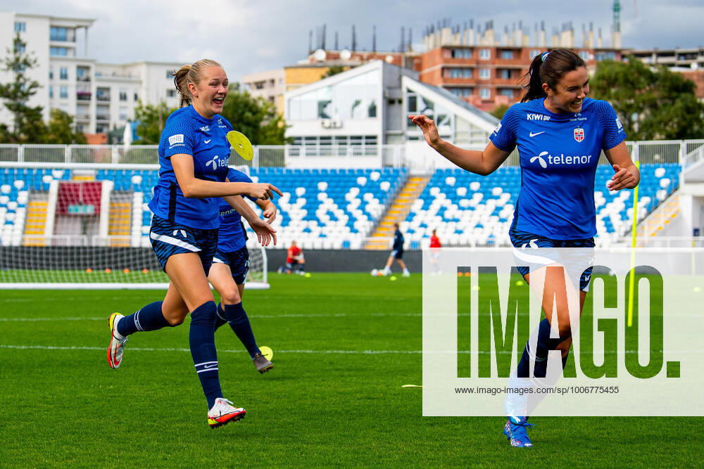 Frida Maanum and Ingrid Syrstad Engen of the Norwegian women s national football team during a training session on September 20, 2021 in Pristina Photo Vegard Wivestad Grott BILDBYRAN kod VG VG0171 fotboll football soccer fotball vm kval kval fifa women s world cup qualifier qualifier träning practice training training norway norway dam bbeng,