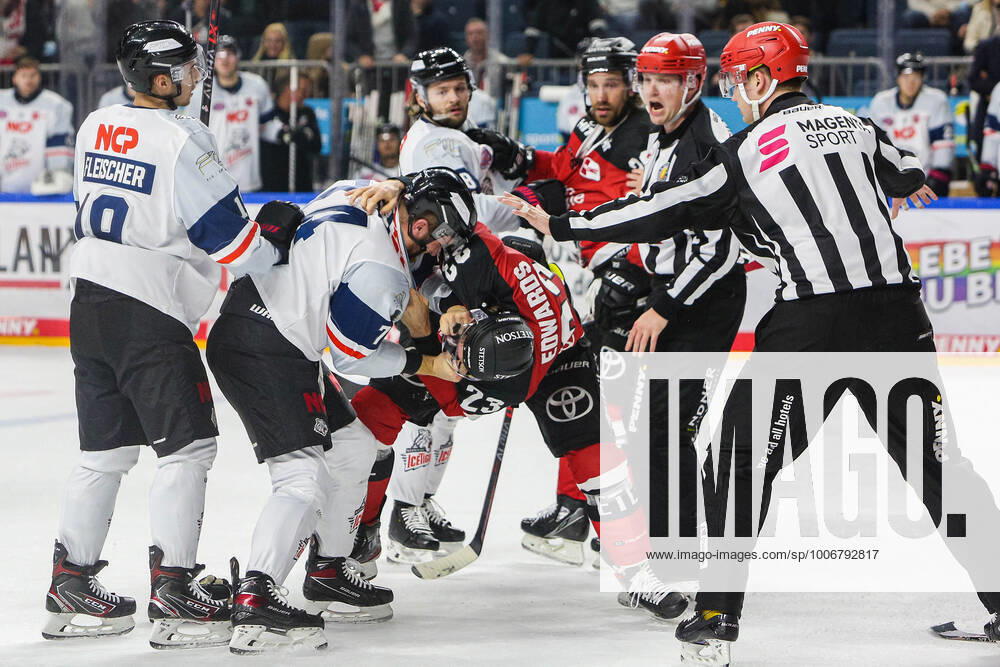 Ice Hockey Penny DEL 49 Matchday Cologne Sharks Nuremberg Ice Tigers on 21 09 2021 in the Lanxess Arena in Cologne Dane Fox Nuremberg, left in the fight with Maurice Edwards Cologne, right According to the specifications of the DEL German Ice Hockey League, the publication and further use of the recordings in electronic media and end devices of any kind during the game is not allowed.
