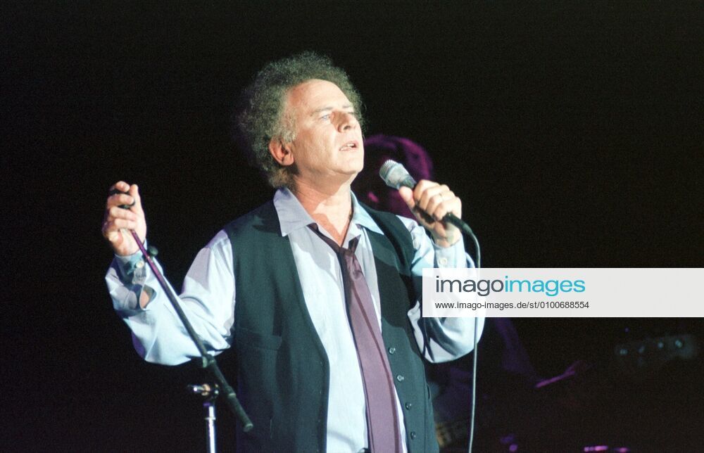 27 Concert 98 Art Garfunkel, music, pop, songwriter, legendary with P Simon, vest, microphone, mike,