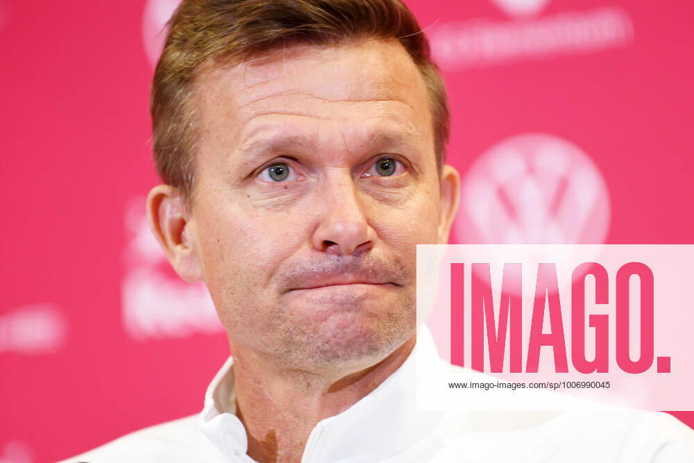 Fußball Bundesliga Saison 2021 2022, 7 Spieltag, PK RB Leipzig ahead of Leipzig vs Bochum 01 10 2021 Jesse Marsch coach RB Leipzig speaks at the press conference of RB Leipzig ahead of the Bundesliga match against Bochum 01 10 2021 Leipzig Saxony Germany Red Bull training ground at Cottaweg.