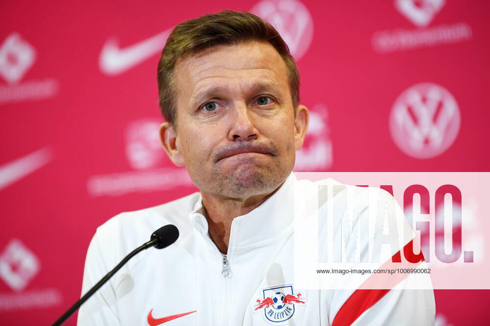 Fußball Bundesliga Saison 2021 2022, 7 Spieltag, PK RB Leipzig ahead of Leipzig vs Bochum 01 10 2021 Jesse Marsch coach RB Leipzig speaks at the press conference of RB Leipzig ahead of the Bundesliga match against Bochum 01 10 2021 Leipzig Saxony Germany Red Bull training ground at Cottaweg.