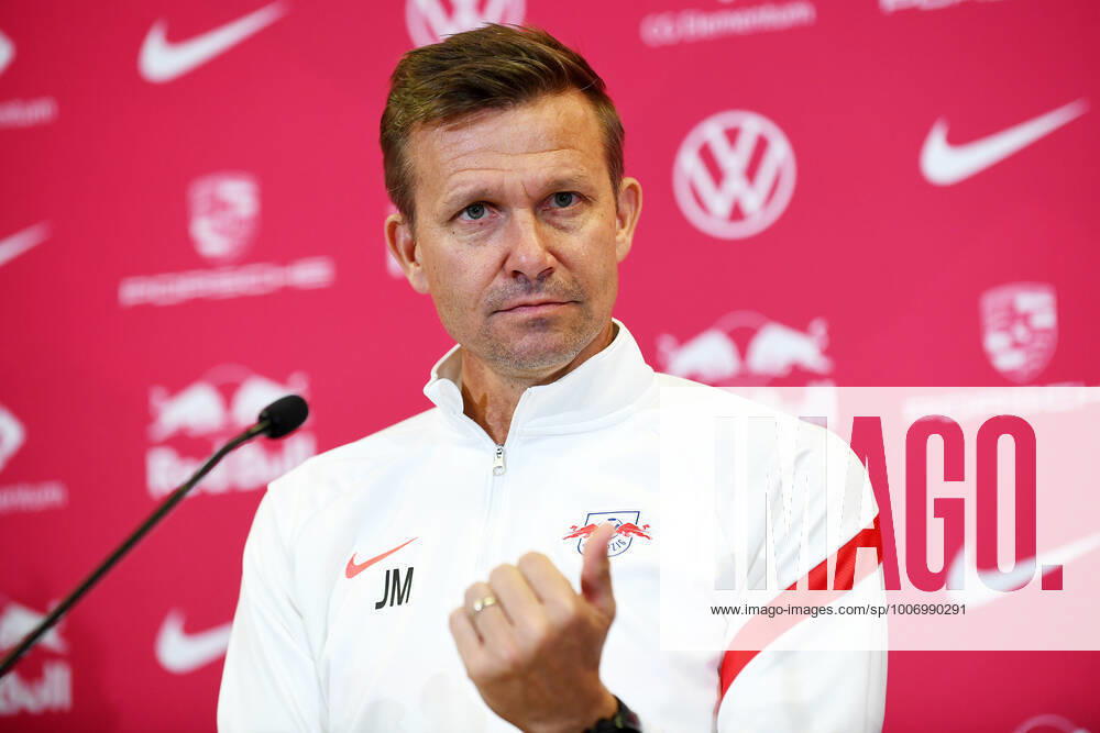 Fußball Bundesliga Saison 2021 2022, 7 Spieltag, PK RB Leipzig ahead of Leipzig vs Bochum 01 10 2021 Jesse Marsch Coach RB Leipzig raises his thumb and speaks during RB Leipzigs press conference ahead of the Bundesliga match against Bochum 01 10 2021 Leipzig Saxony Germany Red Bull training ground at Cottaweg.
