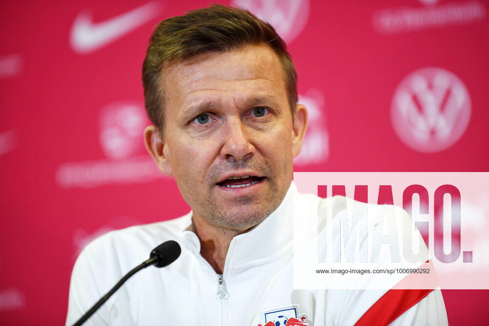 Fußball Bundesliga Saison 2021 2022, 7 Spieltag, PK RB Leipzig ahead of Leipzig vs Bochum 01 10 2021 Jesse Marsch coach RB Leipzig speaks at the press conference of RB Leipzig ahead of the Bundesliga match against Bochum 01 10 2021 Leipzig Saxony Germany Red Bull training ground at Cottaweg.