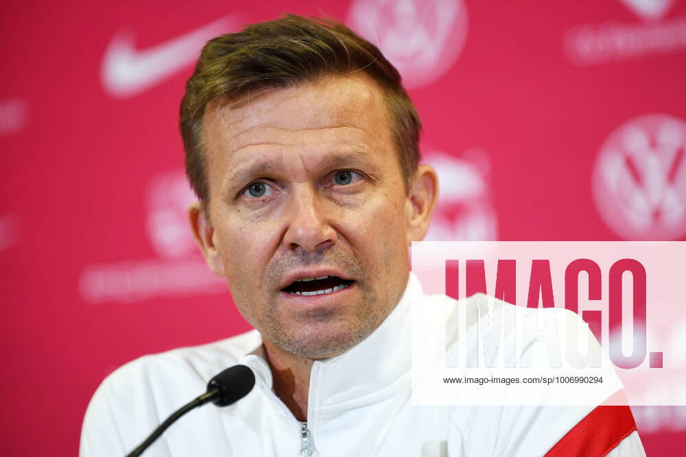 Fußball Bundesliga Saison 2021 2022, 7 Spieltag, PK RB Leipzig ahead of Leipzig vs Bochum 01 10 2021 Jesse Marsch coach RB Leipzig speaks at the press conference of RB Leipzig ahead of the Bundesliga match against Bochum 01 10 2021 Leipzig Saxony Germany Red Bull training ground at Cottaweg.