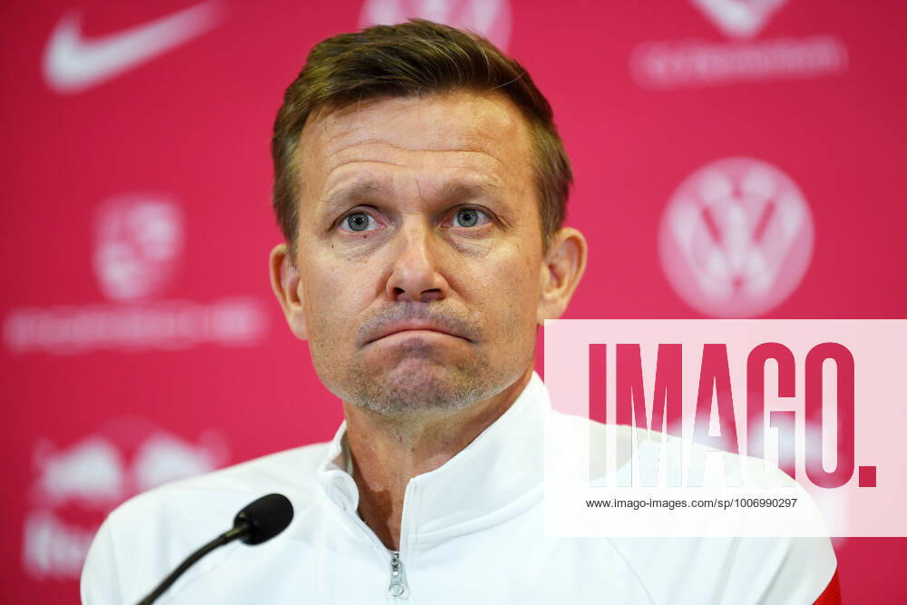 Fußball Bundesliga Saison 2021 2022, 7 Spieltag, PK RB Leipzig ahead of Leipzig vs Bochum 01 10 2021 Jesse Marsch coach RB Leipzig speaks at the press conference of RB Leipzig ahead of the Bundesliga match against Bochum 01 10 2021 Leipzig Saxony Germany Red Bull training ground at Cottaweg.