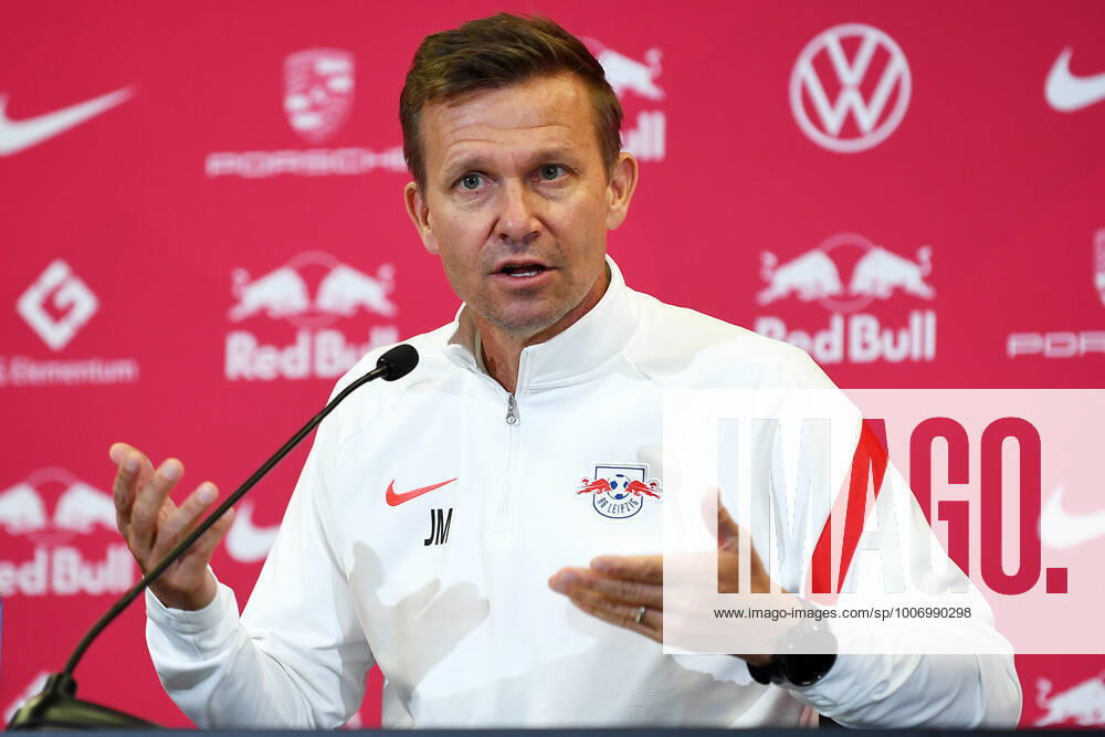 Fußball Bundesliga Saison 2021 2022, 7 Spieltag, PK RB Leipzig ahead of Leipzig vs Bochum 01 10 2021 Jesse Marsch coach RB Leipzig speaks and gestures during RB Leipzigs press conference ahead of the Bundesliga match against Bochum 01 10 2021 Leipzig Saxony Germany Red Bull training ground at Cottaweg.