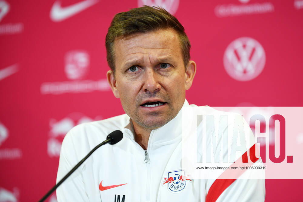 Fußball Bundesliga Saison 2021 2022, 7 Spieltag, PK RB Leipzig ahead of Leipzig vs Bochum 01 10 2021 Jesse Marsch coach RB Leipzig speaks at the press conference of RB Leipzig ahead of the Bundesliga match against Bochum 01 10 2021 Leipzig Saxony Germany Red Bull training ground at Cottaweg.