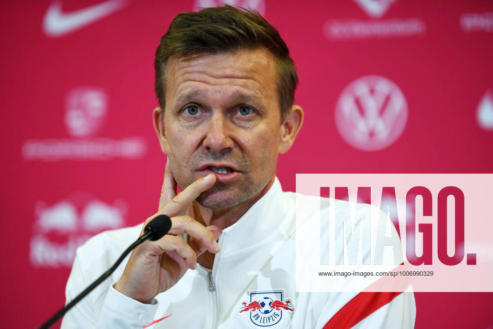 Fußball Bundesliga Saison 2021 2022, 7 Spieltag, PK RB Leipzig ahead of Leipzig vs Bochum 01 10 2021 Jesse Marsch coach RB Leipzig speaks and gestures during RB Leipzigs press conference ahead of the Bundesliga match against Bochum 01 10 2021 Leipzig Saxony Germany Red Bull training ground at Cottaweg.